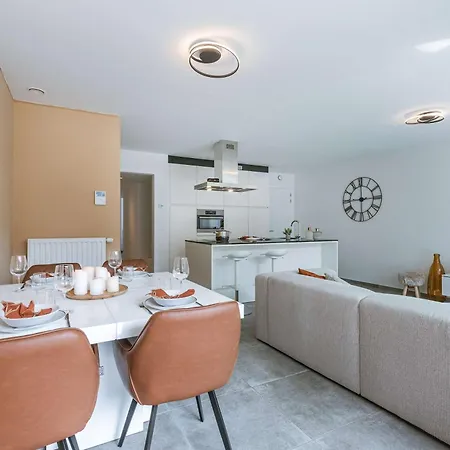 Huswell - Modern With Sunny Terrace In