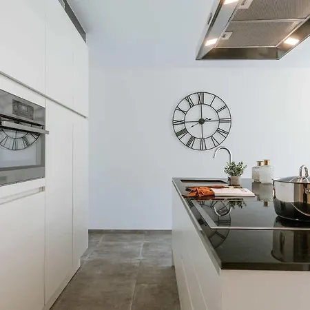 아파트 Casiola - Modern With Sunny Terrace In *