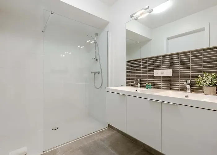 Casiola - Modern With Sunny Terrace In Lejlighed